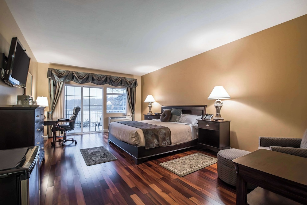 Standard Room, 1 King Bed, Balcony photo 1