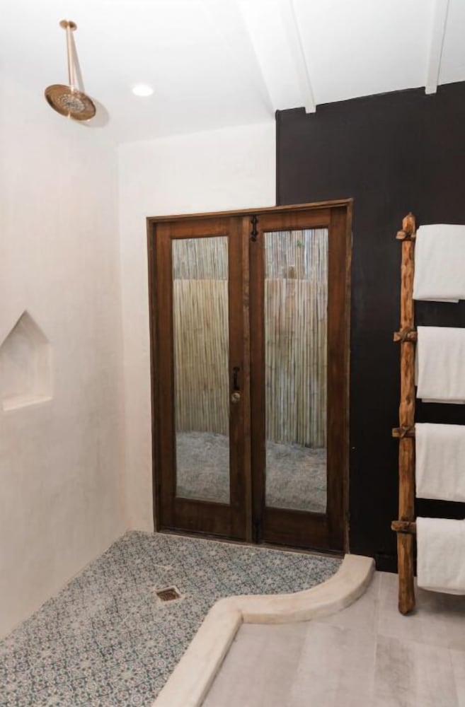 Suite - Photo 4