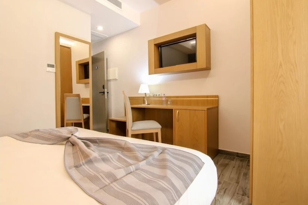 Junior Suite, 1 Queen Bed with Sofa bed, Private Bathroom