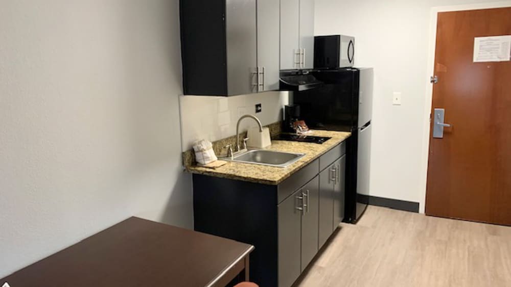 Standard Room, 1 Queen Bed, Non Smoking, Kitchenette - Photo 7