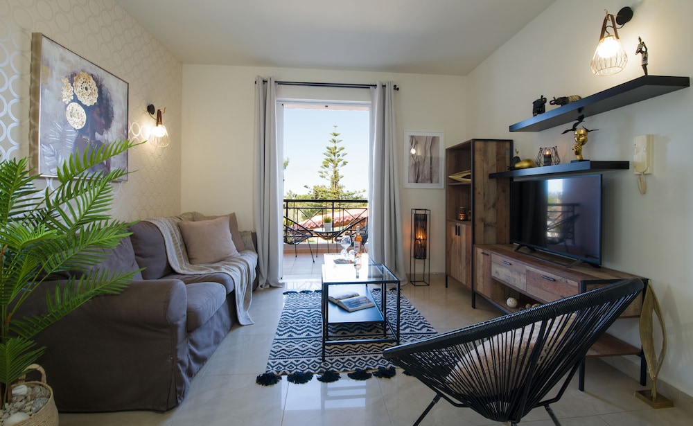 Artdeco Luxury Suites #B3 photo 1