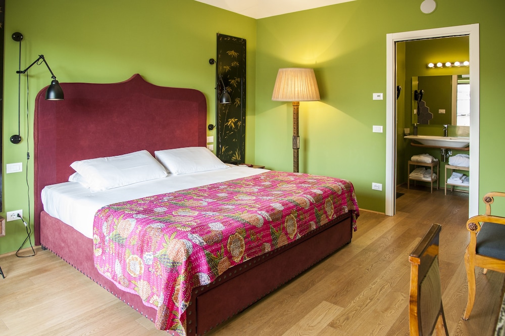 Superior Suite, 1 King Bed, Terrace, City View photo 2