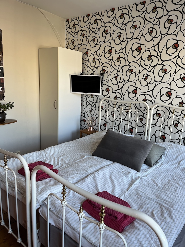 Traditional Double or Twin Room, 1 Queen Bed, Shared Bathroom, City View photo 2
