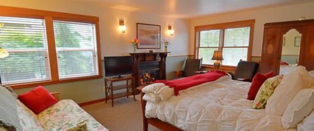 Superior Suite, 1 King Bed, Fireplace photo 2