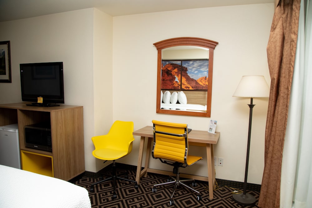 Deluxe Suite, 1 King Bed, Non Smoking - Photo 4