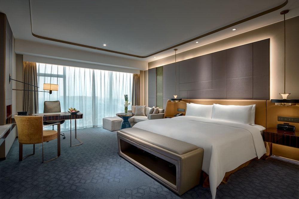 Superior Room, 1 King Bed photo 1