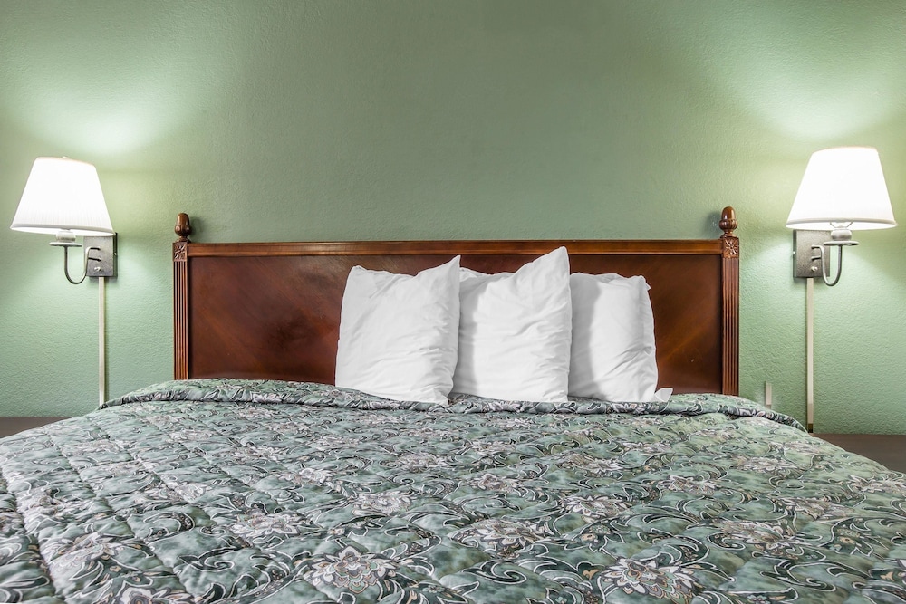 Standard Room, 1 King Bed, Non Smoking - Photo 3