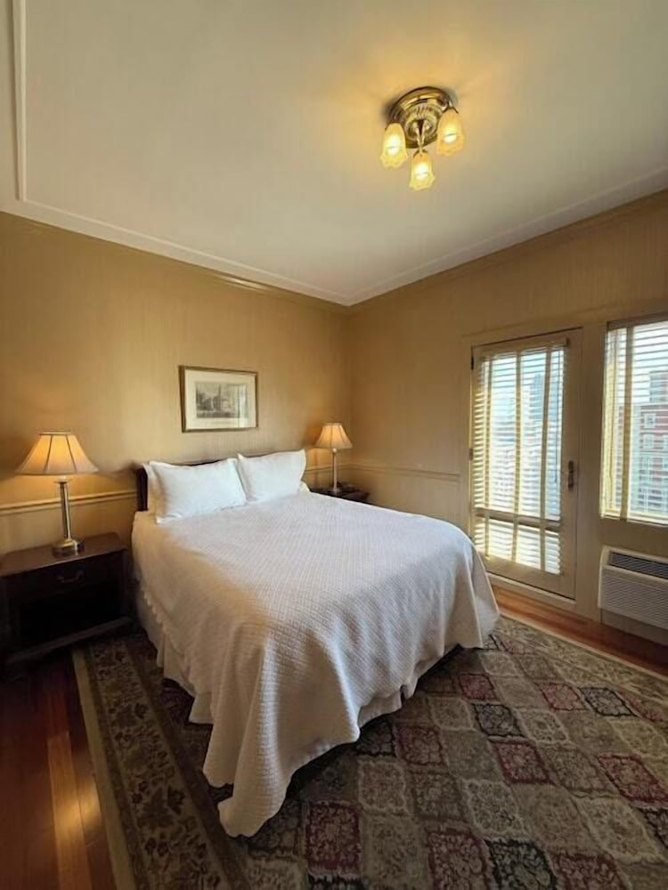 Standard Room- ONE QUEEN BED with Juliet Balcony - Old City View - Photo 2