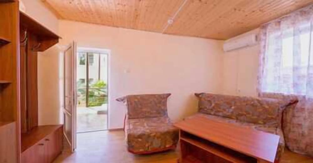 Family Room, 1 Bedroom photo 2