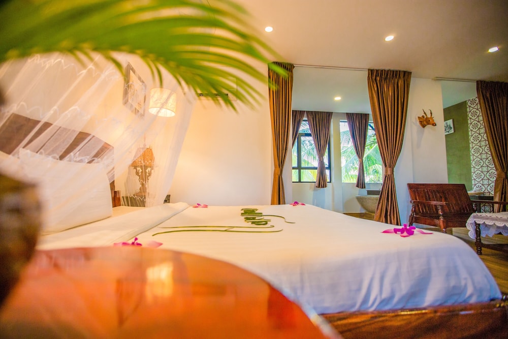 Deluxe Double Room, 1 King Bed, Pool View photo 1