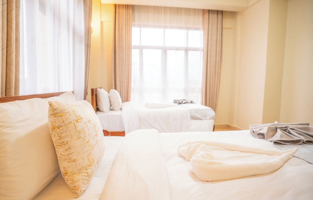 Room, 3 Twin Beds, City View