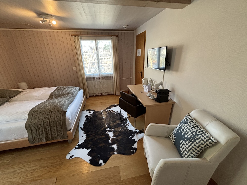 Basic Double Room, 1 Queen Bed, Mountain View photo 2