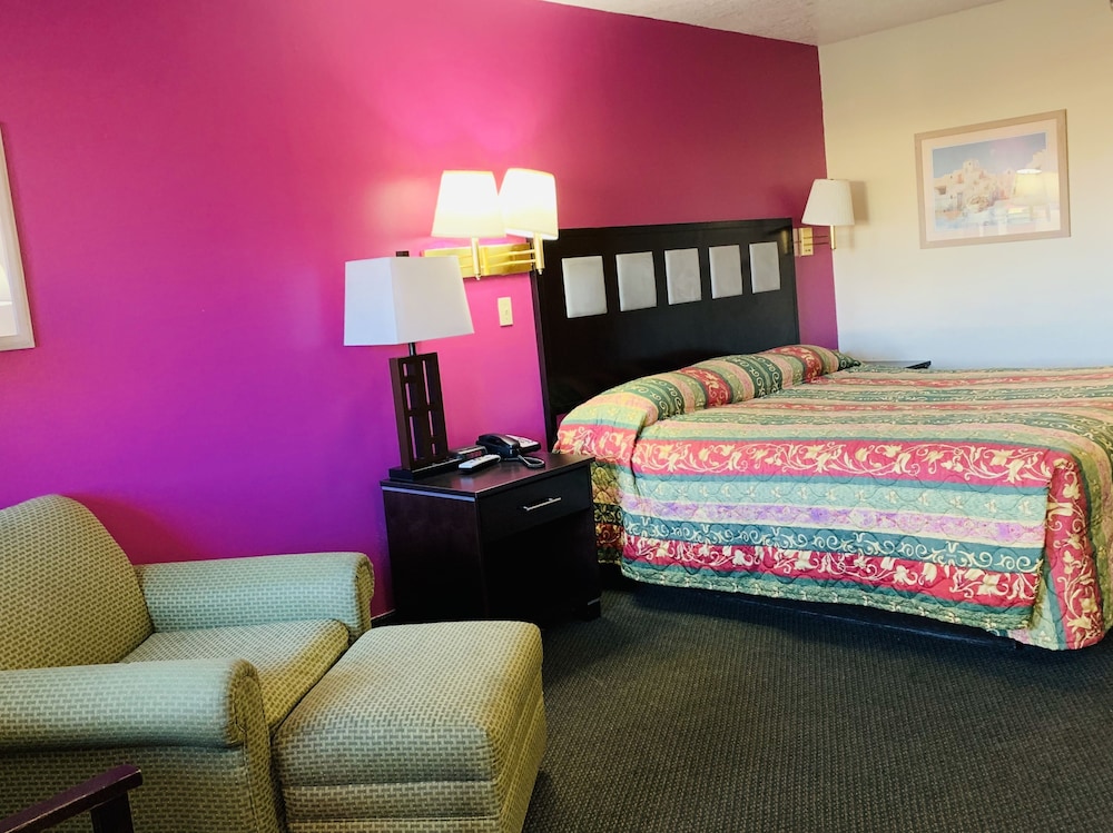 Standard Room, 1 King Bed, Non Smoking photo 3