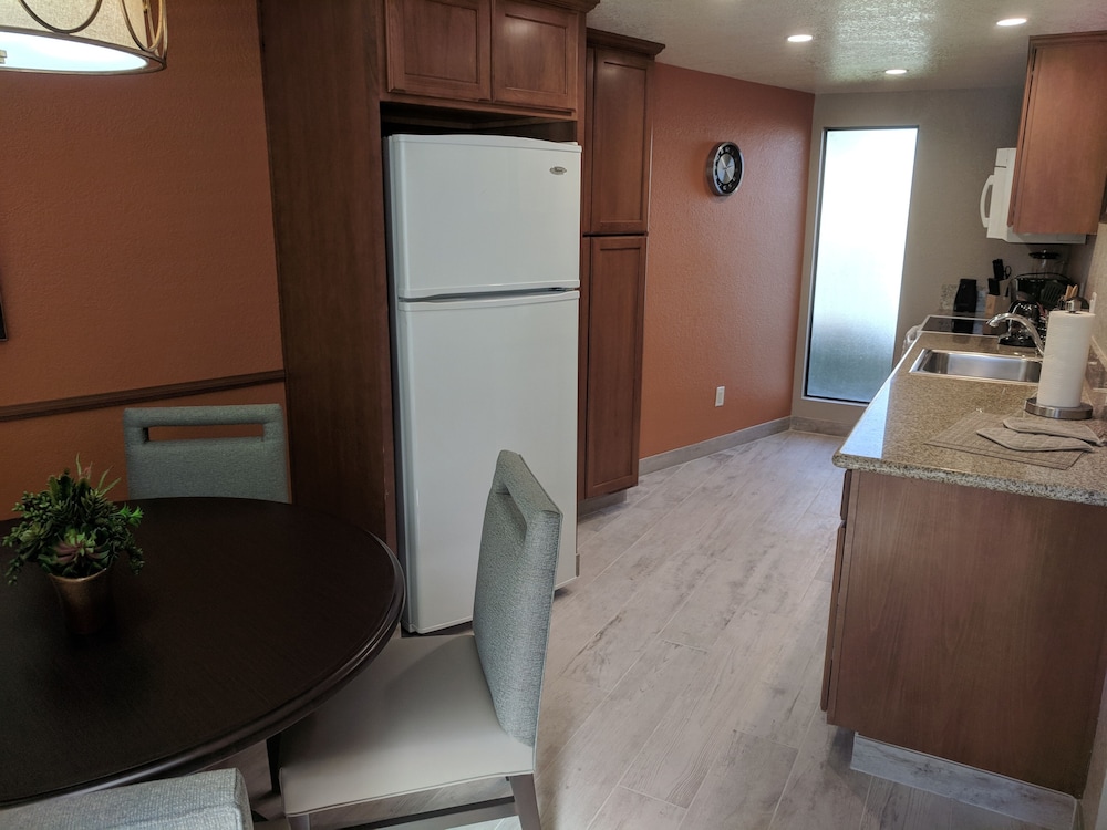 Suite, 1 Bedroom, Non Smoking, Kitchen - Photo 2