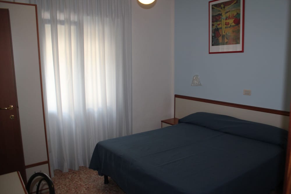 Economy Double Room photo 1