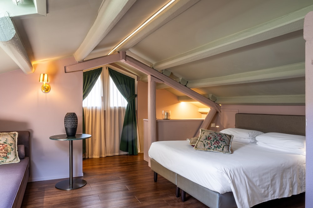 Deluxe Room (12 steps to climbe to the room) photo 3