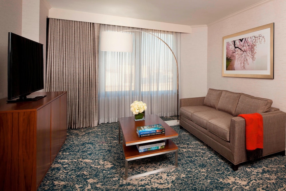 Suite, 1 Bedroom - Photo 18