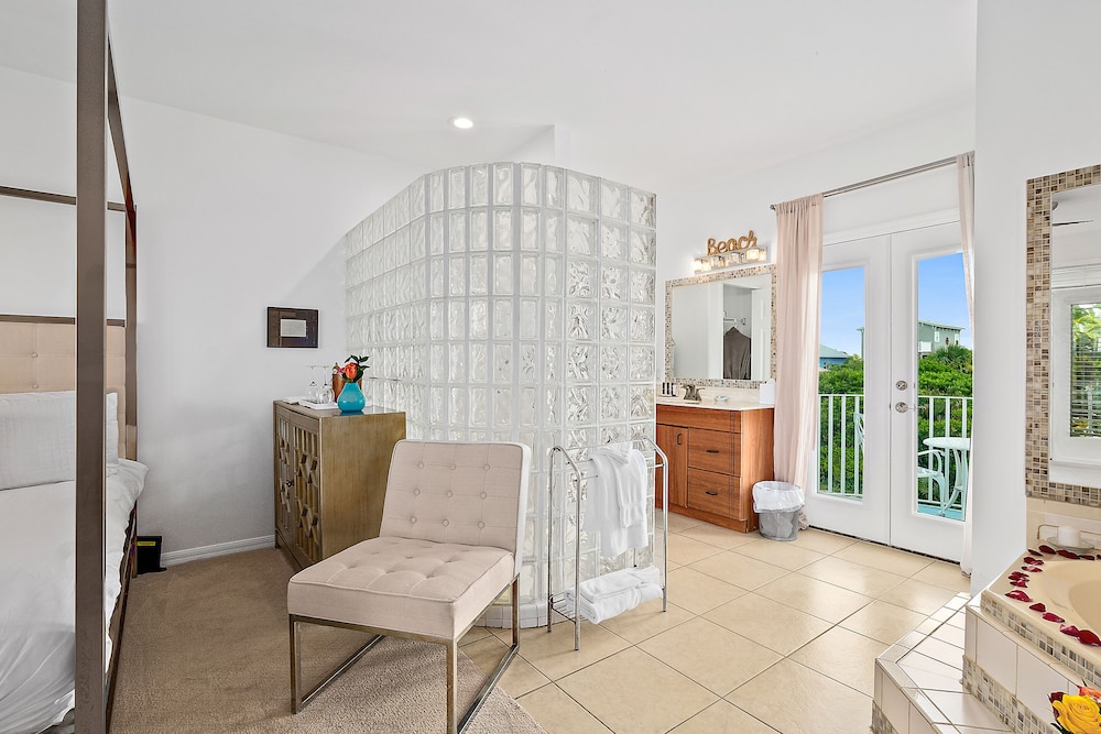 Romantic Studio Suite, 1 King Bed, Partial Ocean View, Courtyard Area photo 1