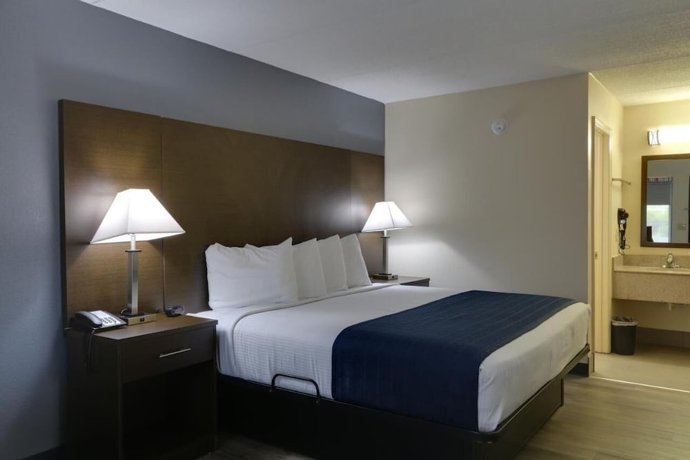 Room, 1 King Bed, Accessible, Non Smoking (Tub with Grab Bars) photo 3