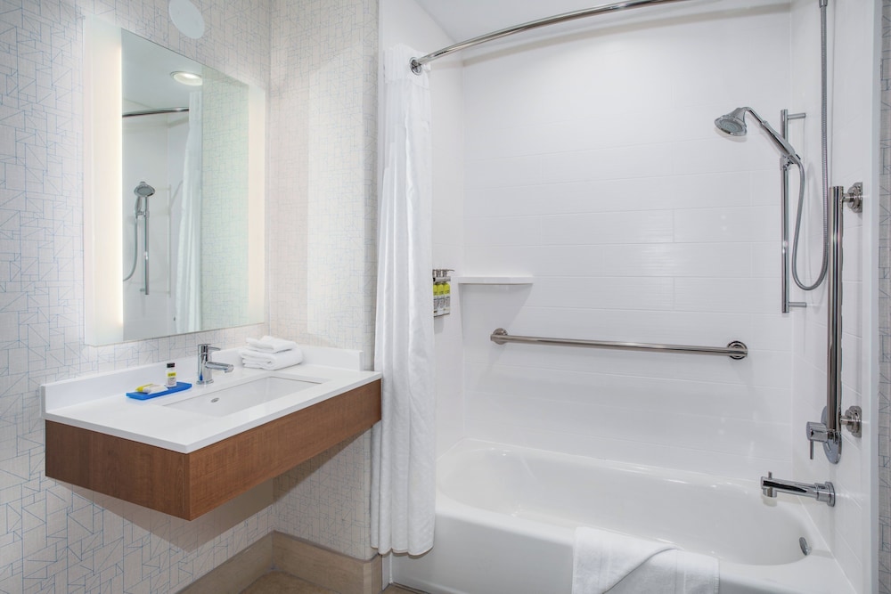 Suite, 2 Queen Beds, Transfer Shower (Communications Accessible) - Photo 6