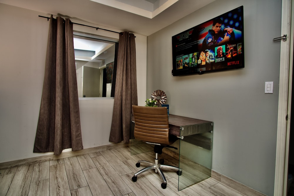 Luxury Suite, 1 Queen Bed (205) photo 2