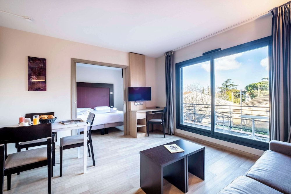 2 Bedroom Apartment - Pool Access photo 1
