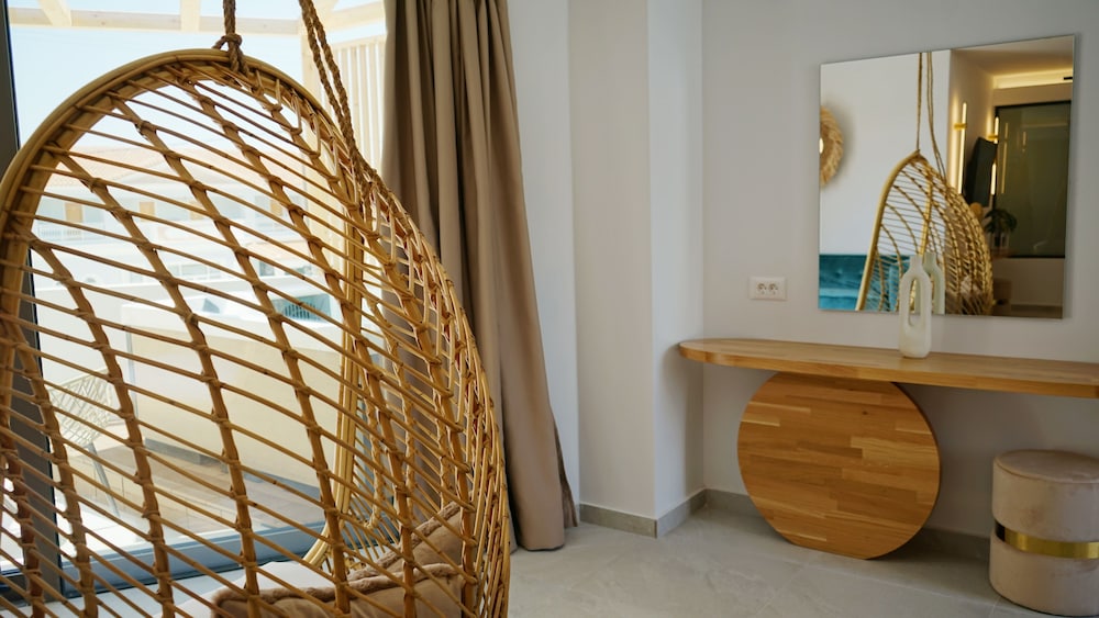 Suite, Hot Tub - Photo 3