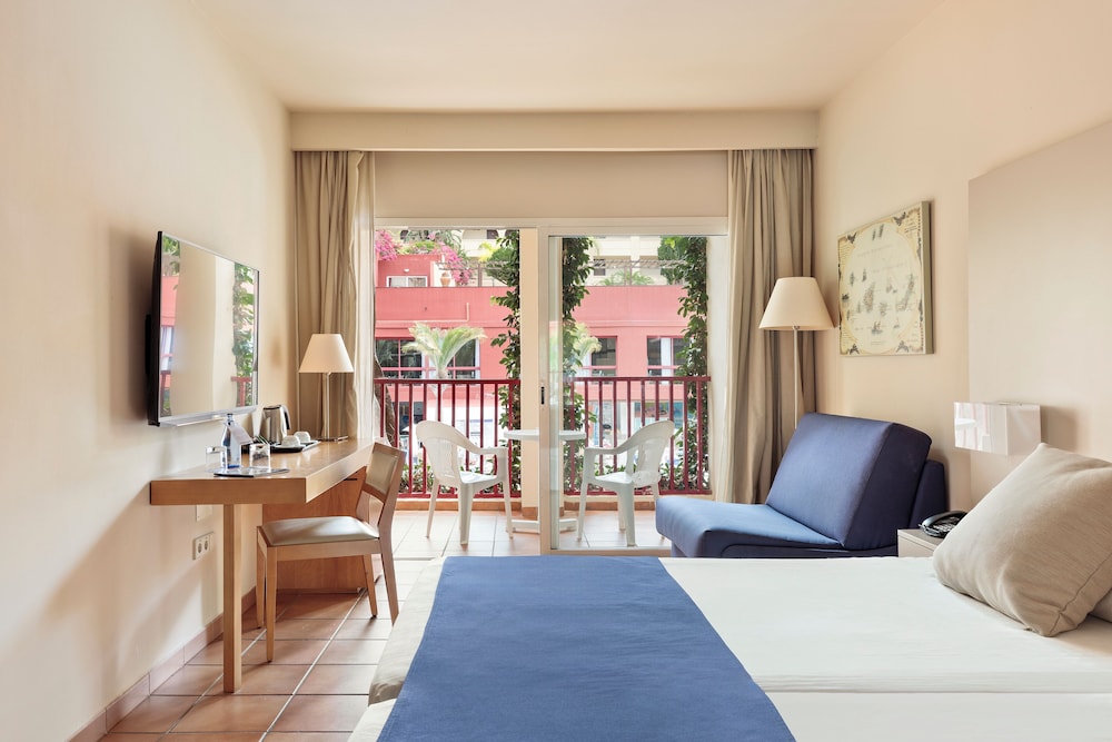 Double Room, Pool View (2 adults + 1 child) photo 2