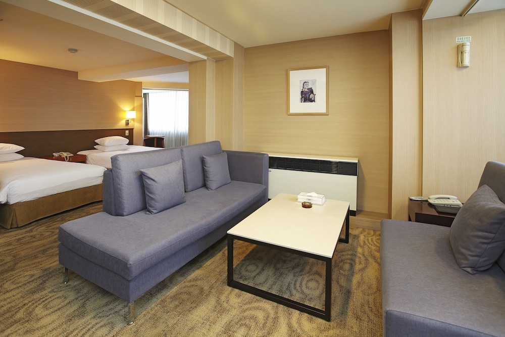 Family Suite (No Parking, additional fee occurs if number of people booked & staying are different) - Photo 2