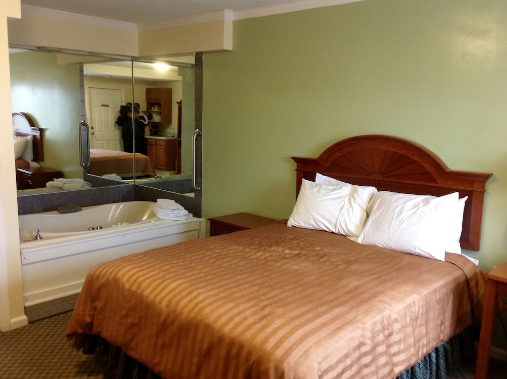 Suite, 1 Queen Bed, Jetted Tub photo 3