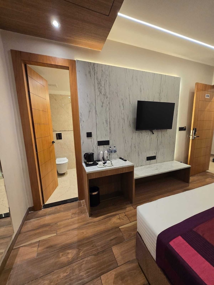 Executive Room - Photo 8