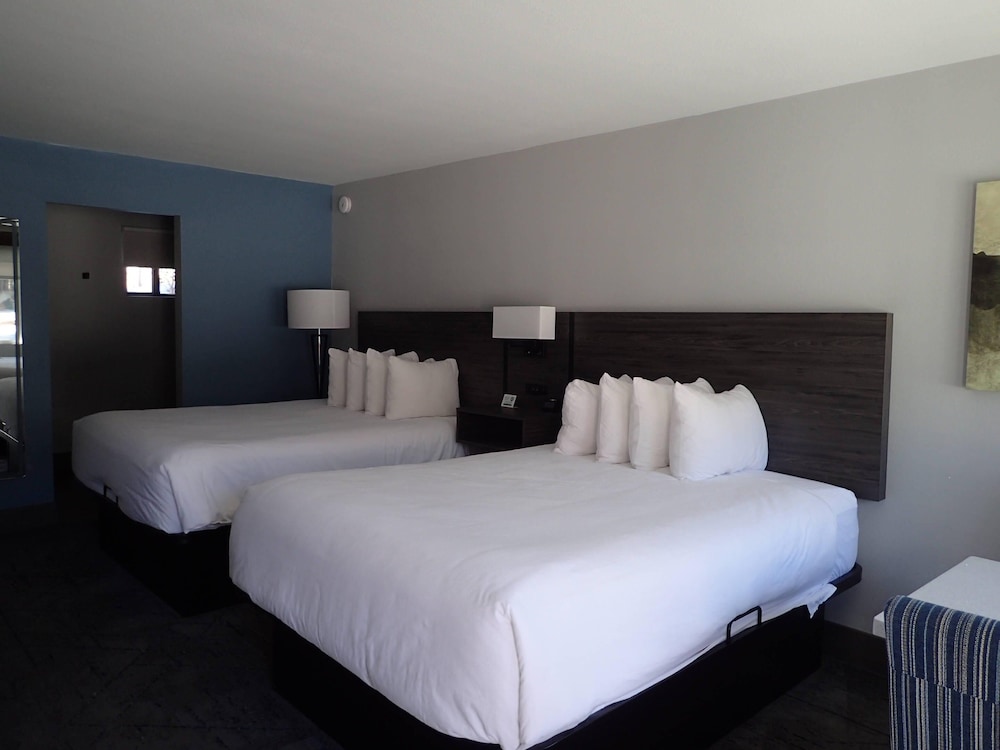 Standard Room, 2 Queen Beds, Non Smoking - Photo 1