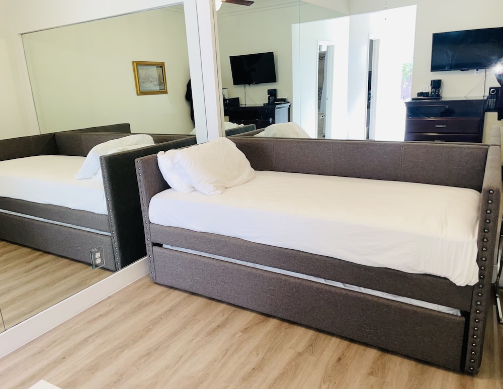 Junior Suite, 1 King Bed with Sofa bed - Photo 3