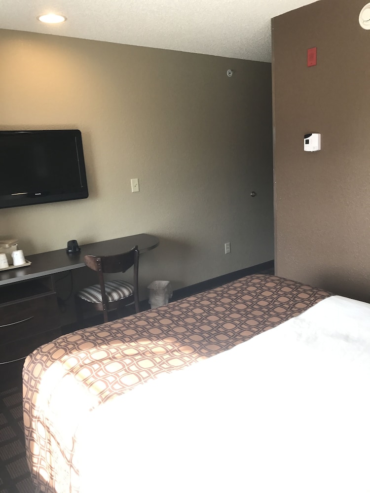 1 Queen Bed Non Smoking - Photo 3