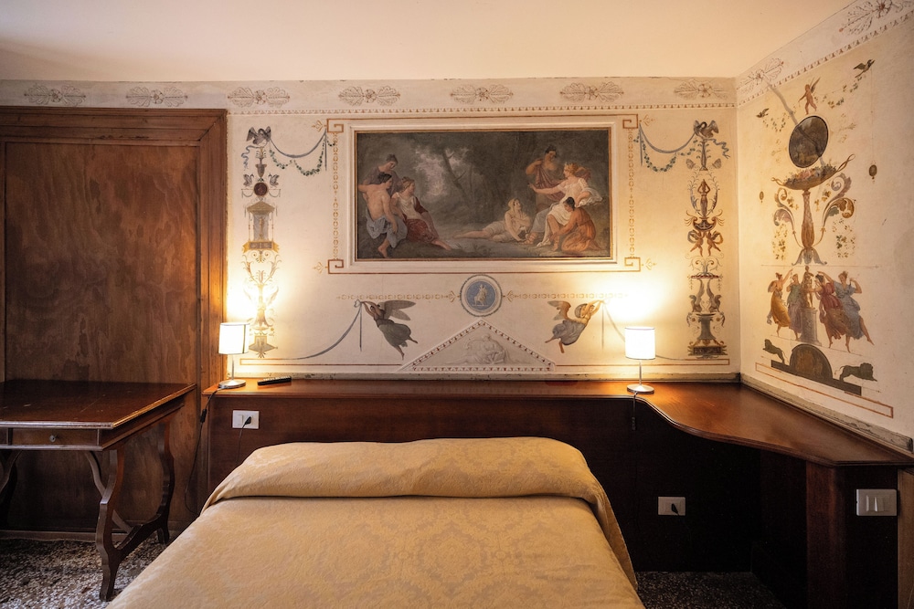 Deluxe Double Room, Canal View photo 3