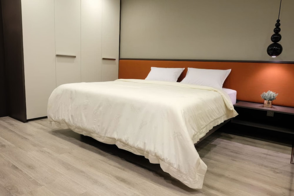 Superior Apartment, 1 Queen Bed, Balcony, City View