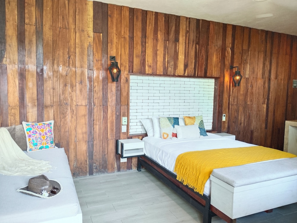 Deluxe Studio, Multiple Beds