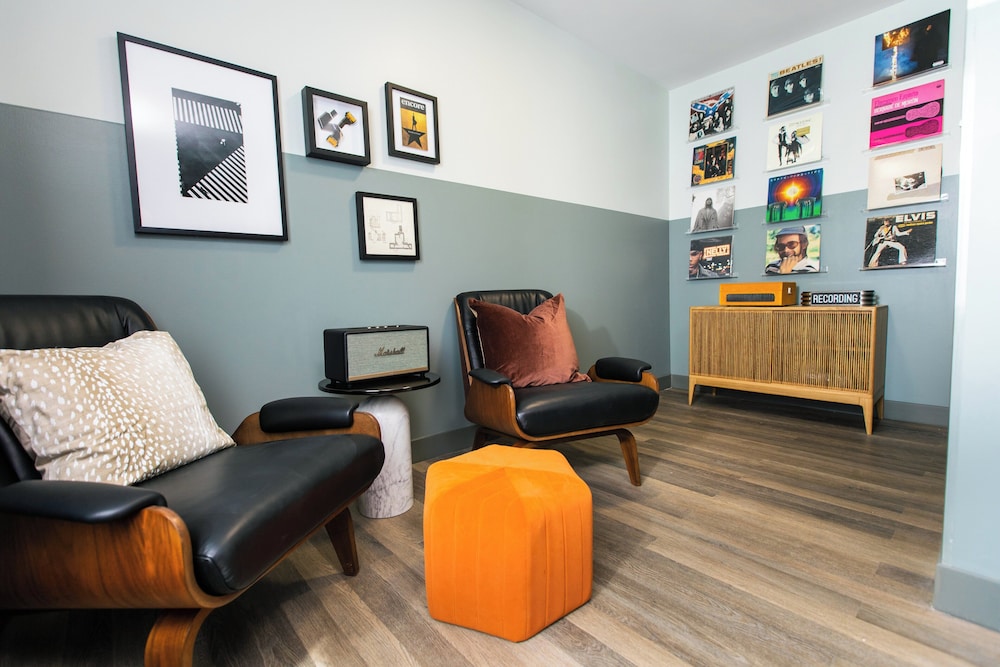 Suite, 2 Queen Beds (Vinyl) - Photo 1