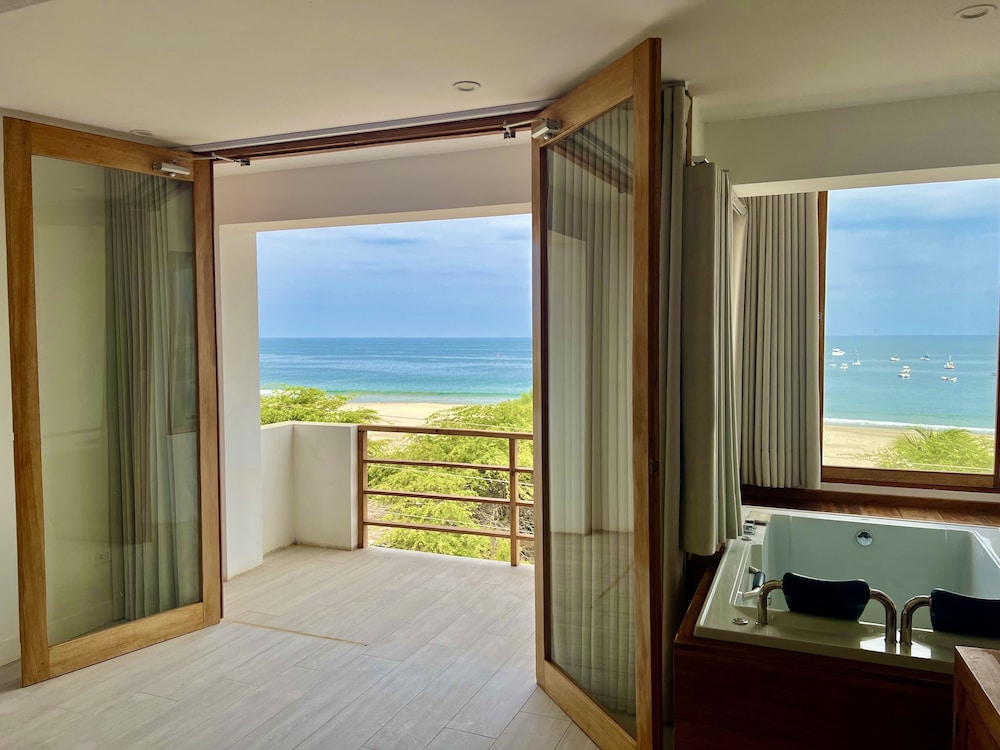Deluxe Double Room Single Use, 1 King Bed, Beach View photo 2