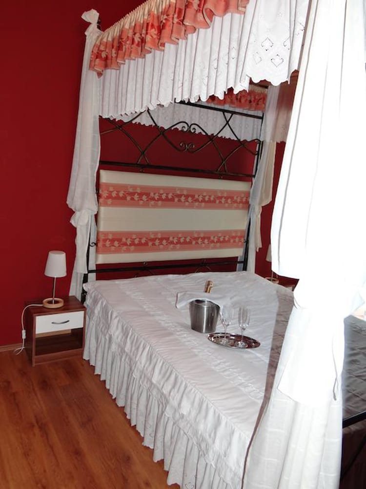Honeymoon Suite photo 3
