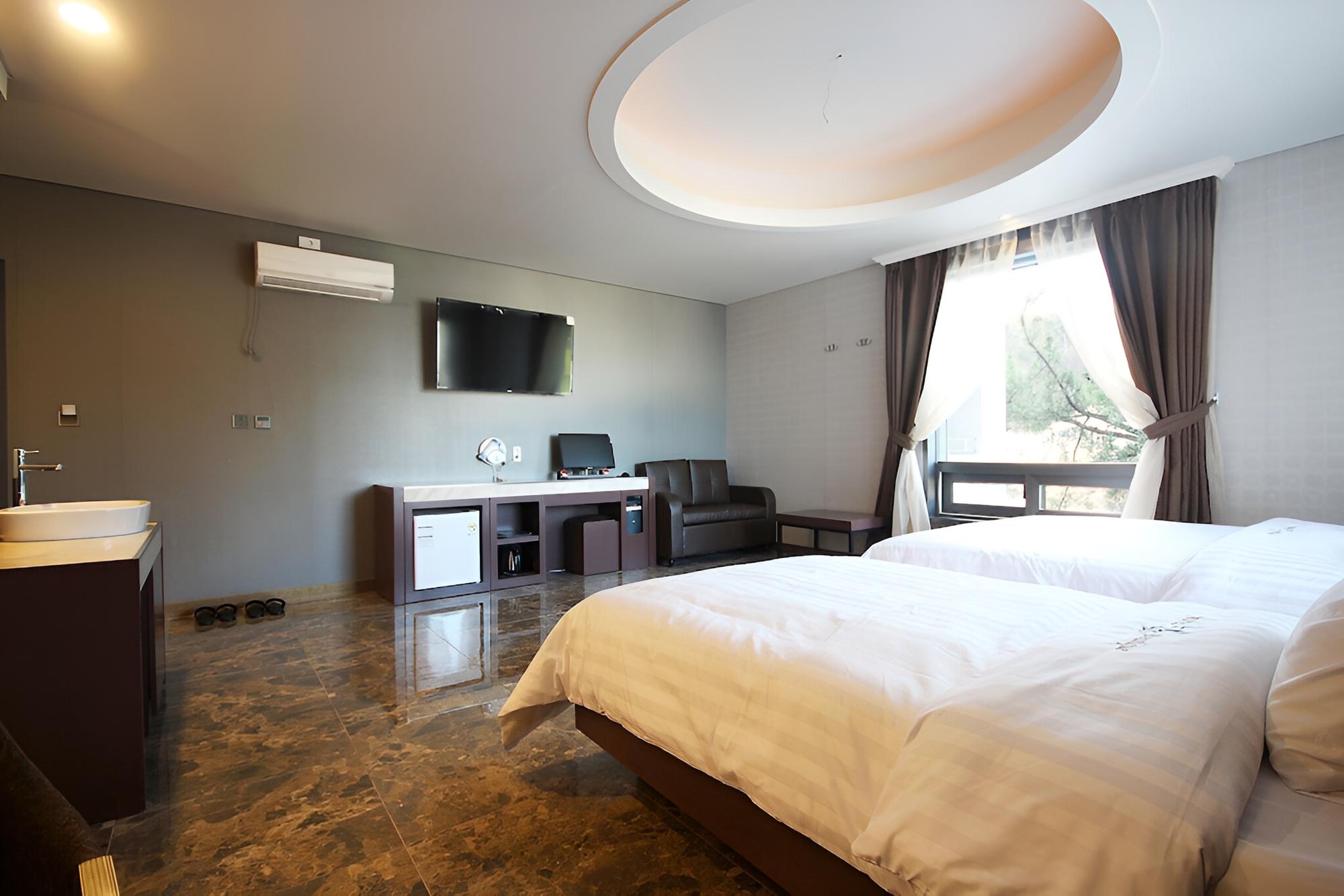Room (SUITE) - Photo 16