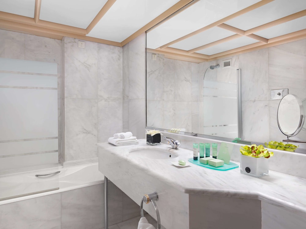 Athenian Acropolis View Suite (king or twin beds)