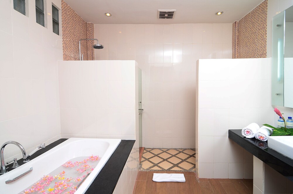 Deluxe Room, 1 Double Bed, Garden View photo 3