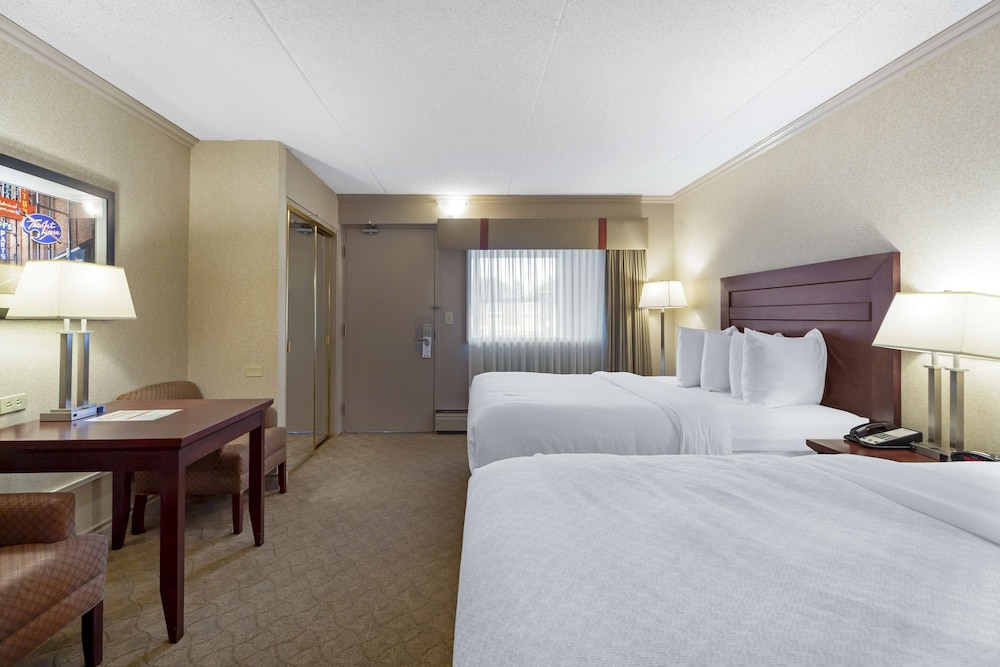 Suite, 2 Queen Beds, Non Smoking, Refrigerator photo 3
