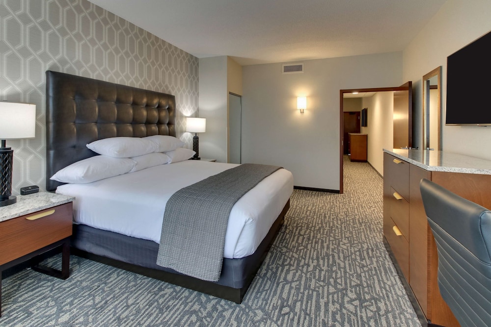 Suite, 1 King Bed with Sofa bed, Refrigerator & Microwave (2 Rooms, Upper Floor) photo 3