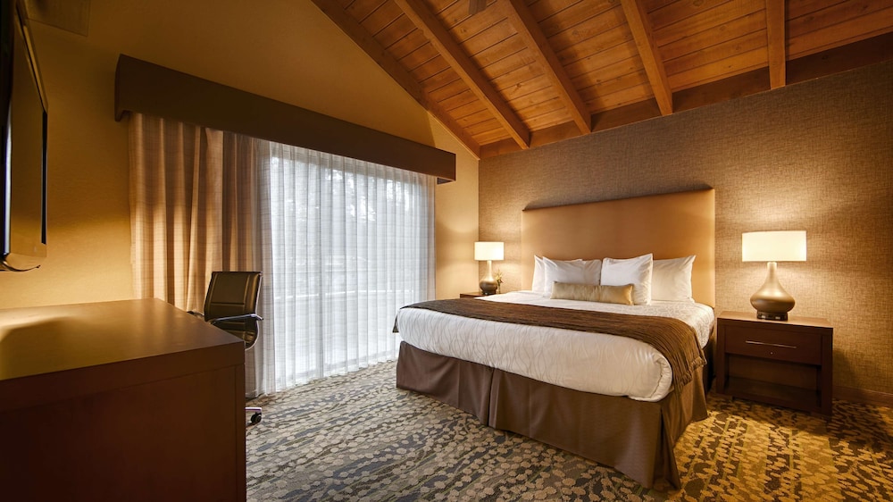 Standard Room, 1 King Bed, Non Smoking, Balcony - Photo 1