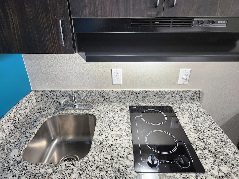 Room, 1 King Bed, Non Smoking, Kitchenette - Photo 3
