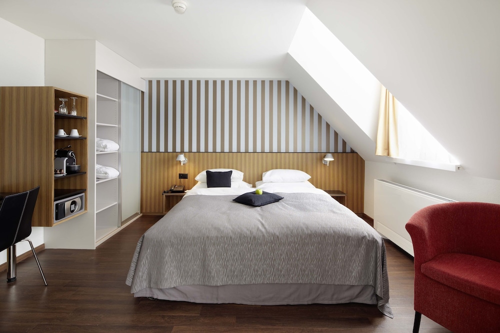 Standard Room, 1 King Bed - Photo 5