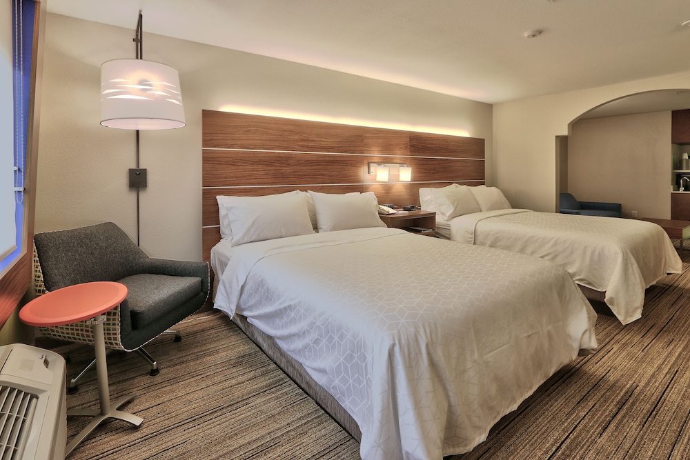Suite, 2 Queen Beds - Photo 6