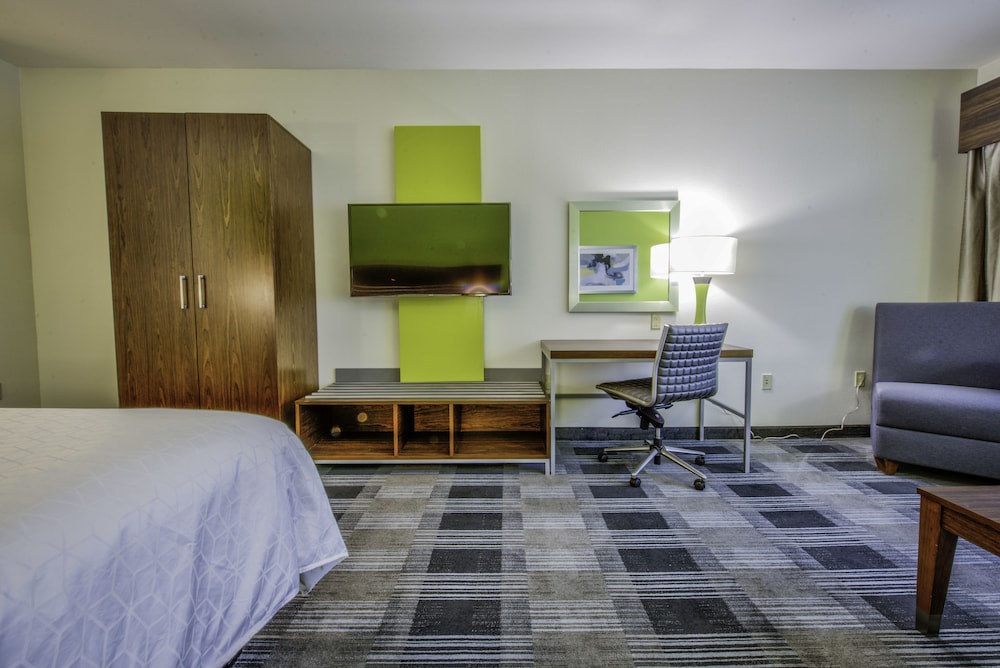 Suite, 1 King Bed, Accessible (Mobility, Access Tub) photo 2
